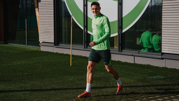 Der VfL-Wolfsburg-Spieler Bence Dardai lächelt in die Kamera.