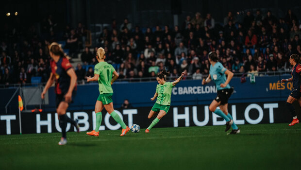 Die VfL-Wolfsburg-Spielerin Caitlin Dijkstra schießt den Ball.
