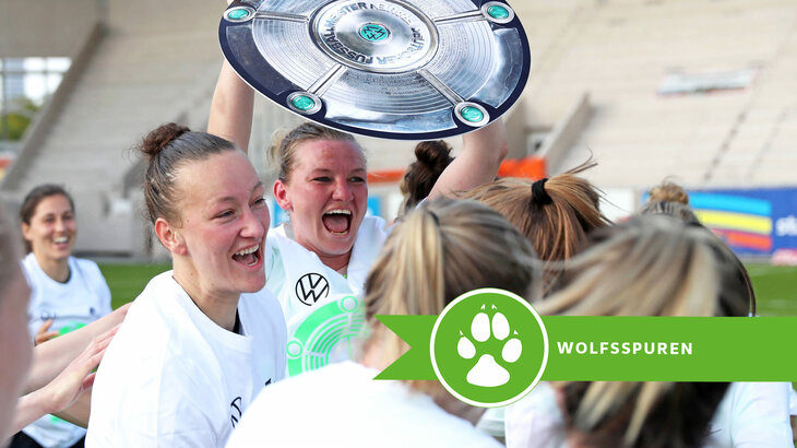 VfL Wolfsburg Spielerin Alex Popp hält die vorläufige Deutscher Meister Schale in die Luft.