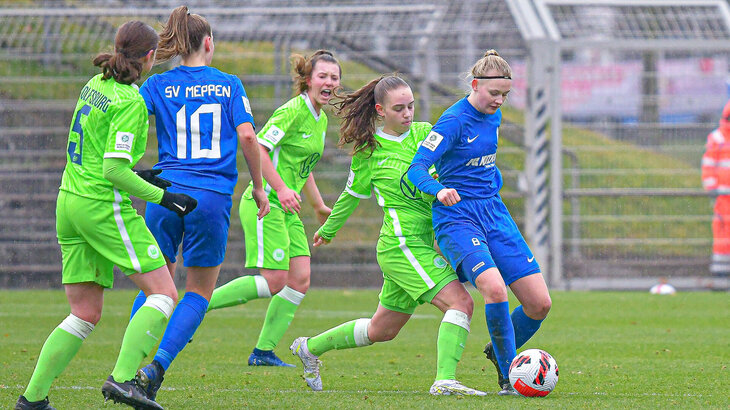 Die U20-Spielerinnen des VfL Wolfsburg versuchen den Ball in Besitz zu nehmen.