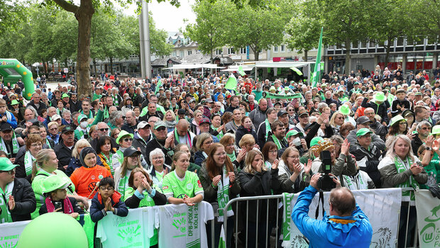 Die Fans der VfL Wolfsburg Frauen versammeln sich vor der Bühne beim Rathaus, um die Doublesiegerinnen gebührend zu feiern.