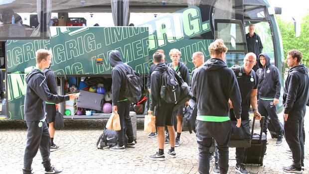 VfL Wolfsburg U19-Spieler kommen im Trainingslager in Polen an.