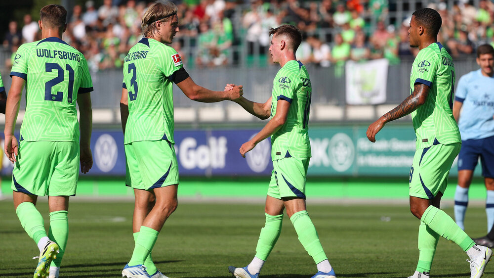 Die VfL Wolfsburg Spieler jubeln über das vierte Tor im Testspiel gegen Brentford.