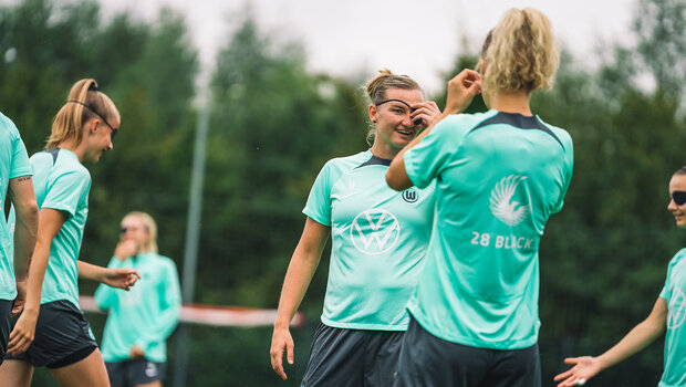 VfL-Wolfsburg-Kapitänin Alexandra Popp im Training mit einer Augenklappe.