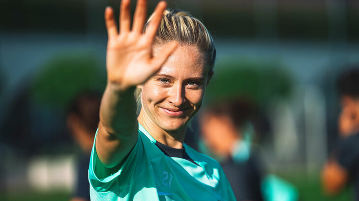 Die VfL-Wolfsburg-Spielerin Rebecka Blomqvist lächelt in die Kamera.