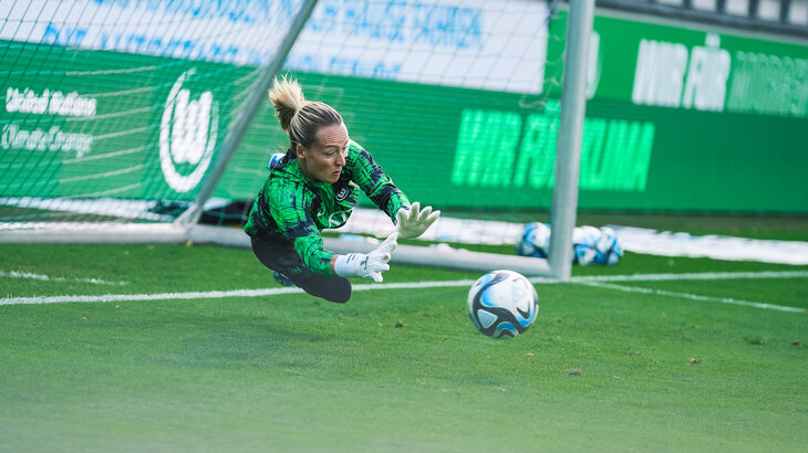 VfL-Wolfsburg-Torhüterin Lisa Schmitz wehrt einen Ball ab.
