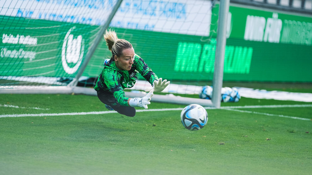 VfL-Wolfsburg-Torhüterin Lisa Schmitz wehrt einen Ball ab.