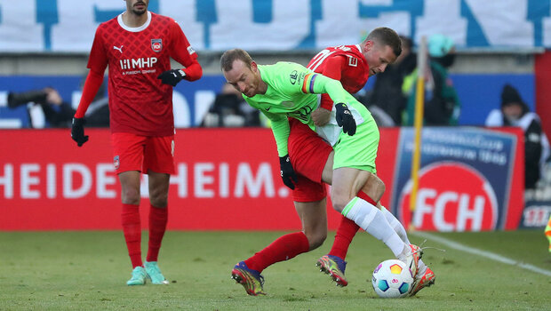 Der VfL-Wolfsburg-Spieler Maximilian Arnold im Zweikampf um den Ball.