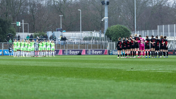 Die Spielerinnen stehen vor Anpfiff der Partie VfL Wolfsburg gegen Bayer 04 Leverkusen auf dem Spielfeld.