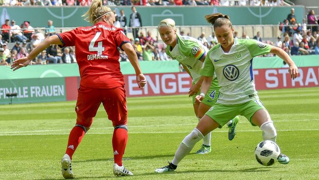 VfL-Wolfsburg-Spielerin Ewa Pajor im Kampf um den Ball mit einer Gegenspielerin.