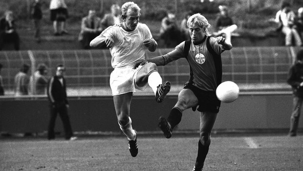 Ein historisches Bild von einem Zweikampf zwischen Spielern vom VfL Wolfsburg und Leverkusen.