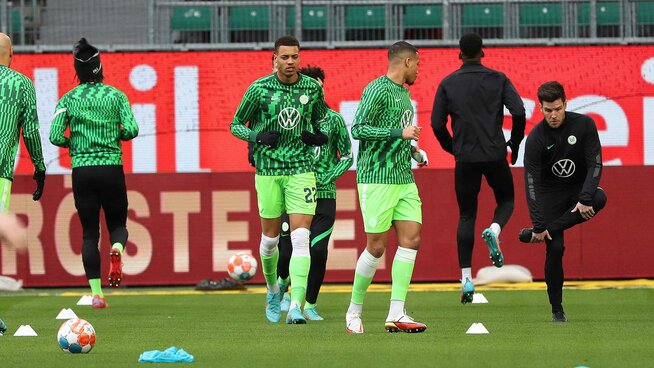 Die Spieler des VfL Wolfsburg beim Aufwärmen vor dem Spiel.