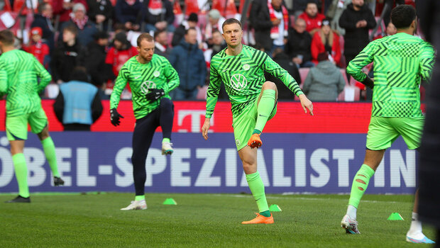 Yannick Gerhardt vom VfL Wolfsburg macht sich vor dem Spiel gegen Köln warm. 