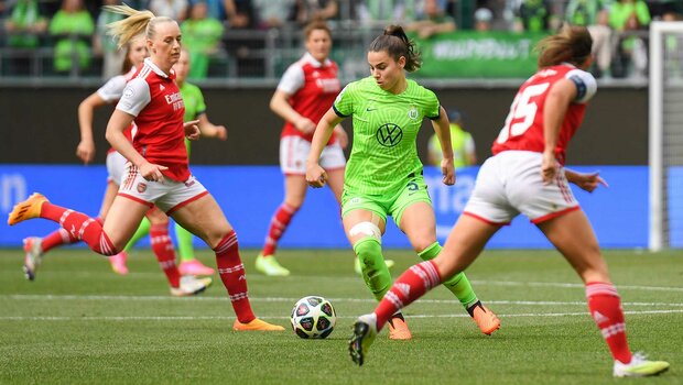 VfL-Wolfsburg-Spielerin Lena Oberdorf in einem Zweikampf im UWCL Spiel gegen Arsenal.