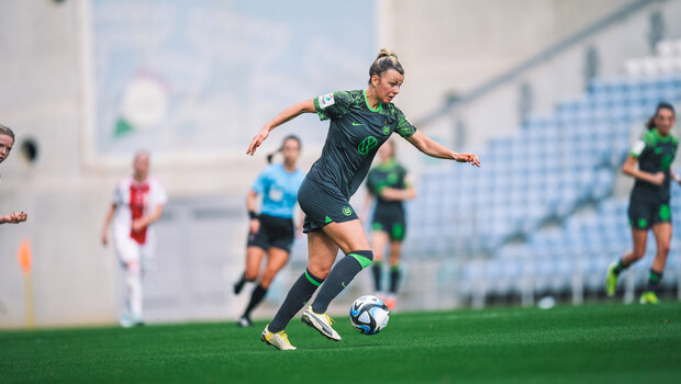 VfL-Wolfsburg-Spielerin Lena Lattwein im Sprint mit dem Ball am Fuß.