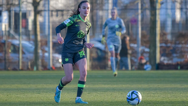 Die VfL Wolfsburg-Spielerin Diana Nemeth läuft mit dem Ball.