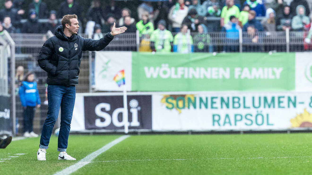 VfL-Wolfsburg-Trainer Stroot gibt seinen Spielerinnen vom Spielfeldrand Anweisungen.