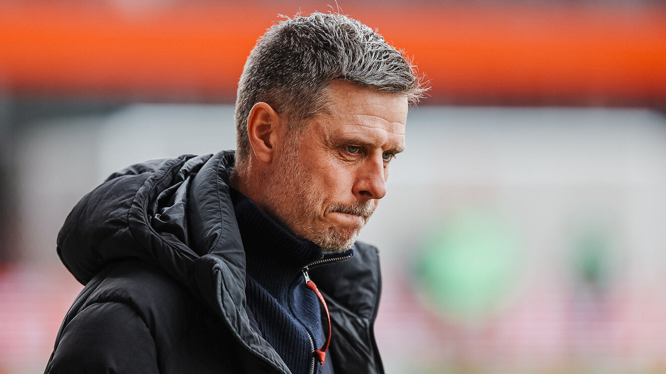 FC-Bayern-Trainer Alexander Straus schaut nach unten.