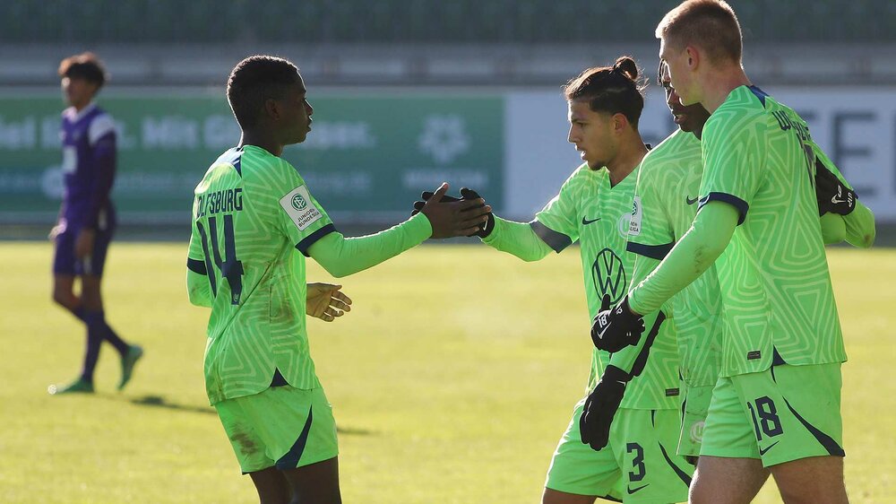 Nachwuchsspieler der U17 des VfL Wolfsburg klatschen sich nach einem Treffer gegenseitig ab.