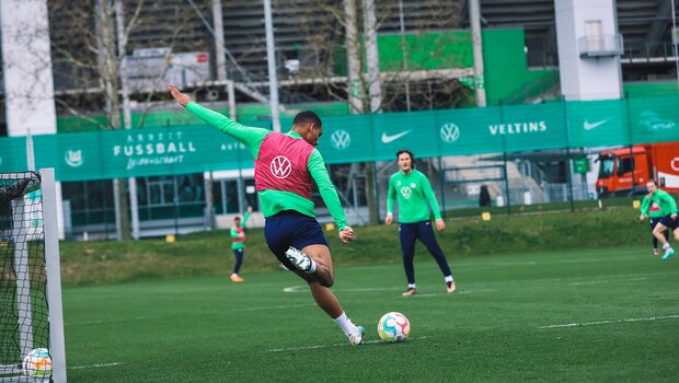 vfL-Wolfsburg-Spieler Maxence Lacroix beim Schusstraining.
