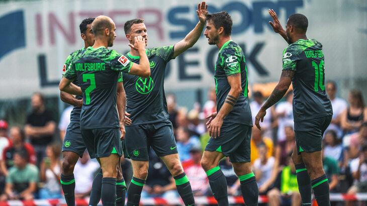 Die Spieler des VfL Wolfsburg freuen sich über ihren Treffer.