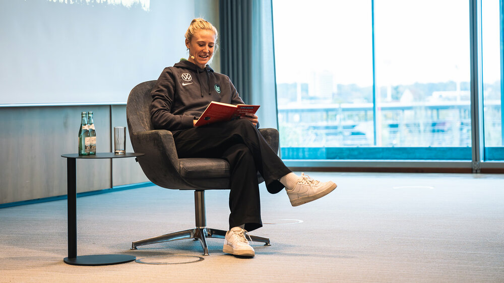 VfL-Wolfsburg-Spielerin Rebecka Blomqvist liest ein Buch.