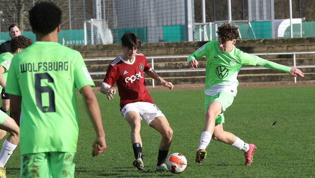 Die U17-Spieler des VfL Wolfsburg greifen den Gegner an.