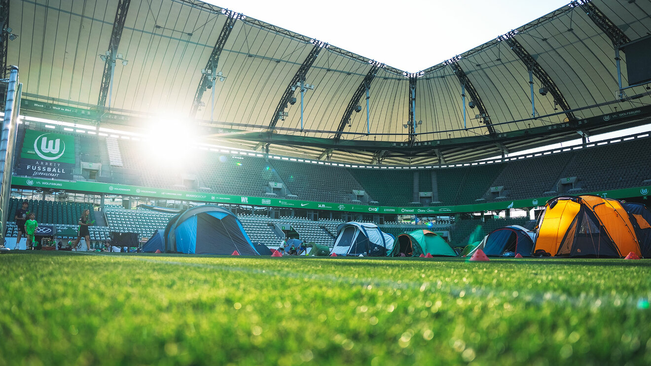 Die Volkswagen Arena vom VfL Wolfsburg aus der Sicht des Rasens.