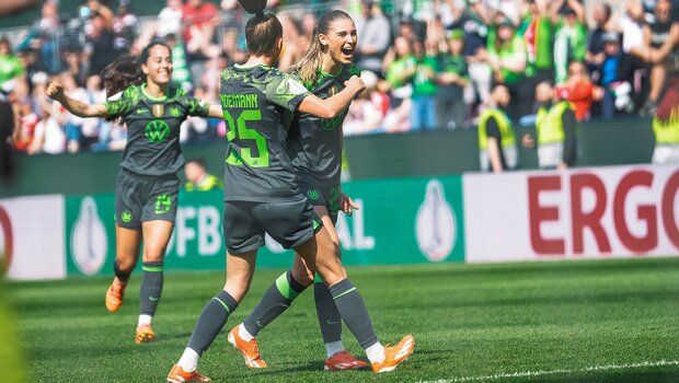 VfL-Wolfsburg-Spielerin Jule Brand jubelt nach ihrem Treffer.