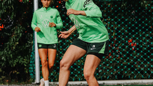 Tabea Sellner übt beim Training mit dem Ball am Fuß.