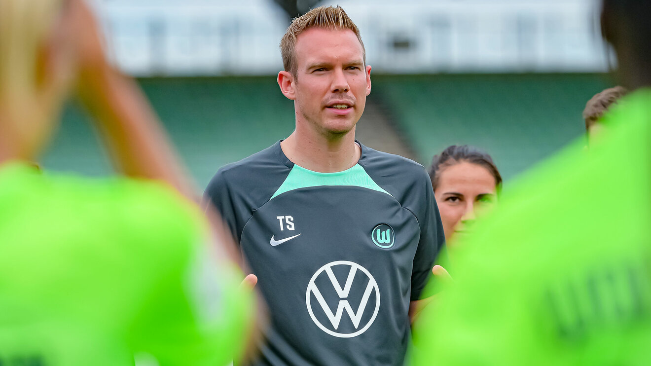 Tommy Stroot, der Trainer der Frauenmannschaft des VfL Wolfsburg hält eine Ansprache an seine Spielerinnen.