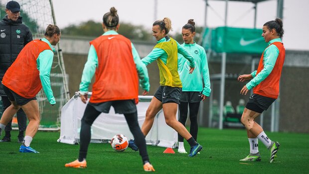 VfL-Spielerinnen Lattwein, Rauch und Oberdorf im Trainingsspiel.