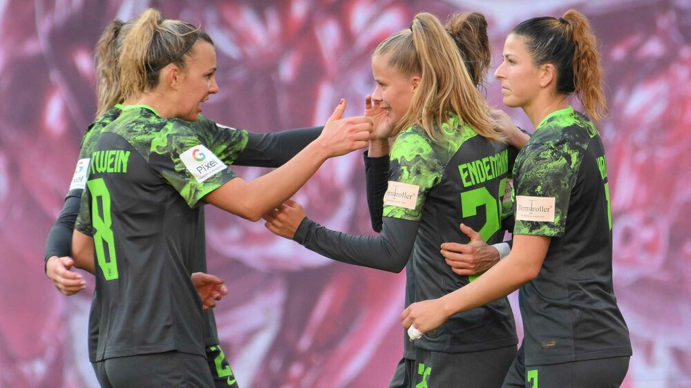 Die Spielerinnen des VfL Wolfsburg bejubeln ihren Treffer im Spiel gegen RB Leipzig.