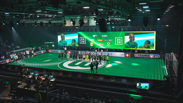 Die Spieler des VfL Wolfsburg bei der Infinity League stellen sich auf dem Spielfeld in einer Reihe auf.