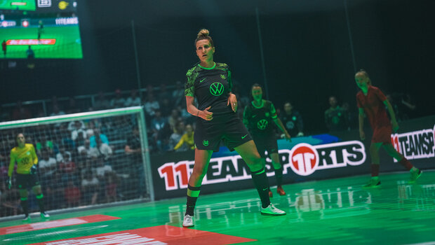 Anja Mittag, die ehemalige VfL-Wolfsburg-Spielerin, schaut konzentriert auf das Spielgeschehen.