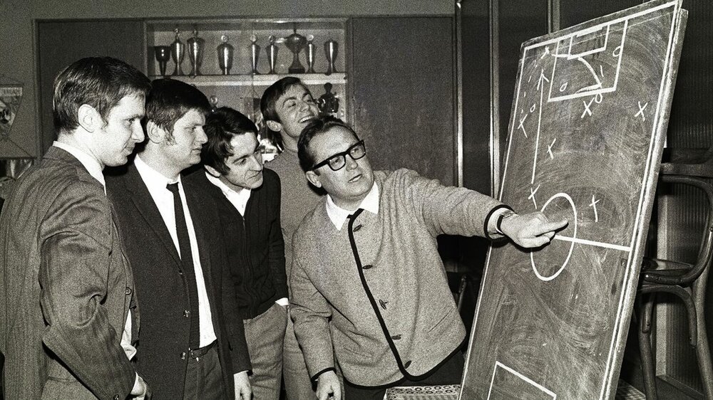 Der ehemalige VfL Wolfsburg-Trainer Imre Farkaszinski an der Taktiktafel.