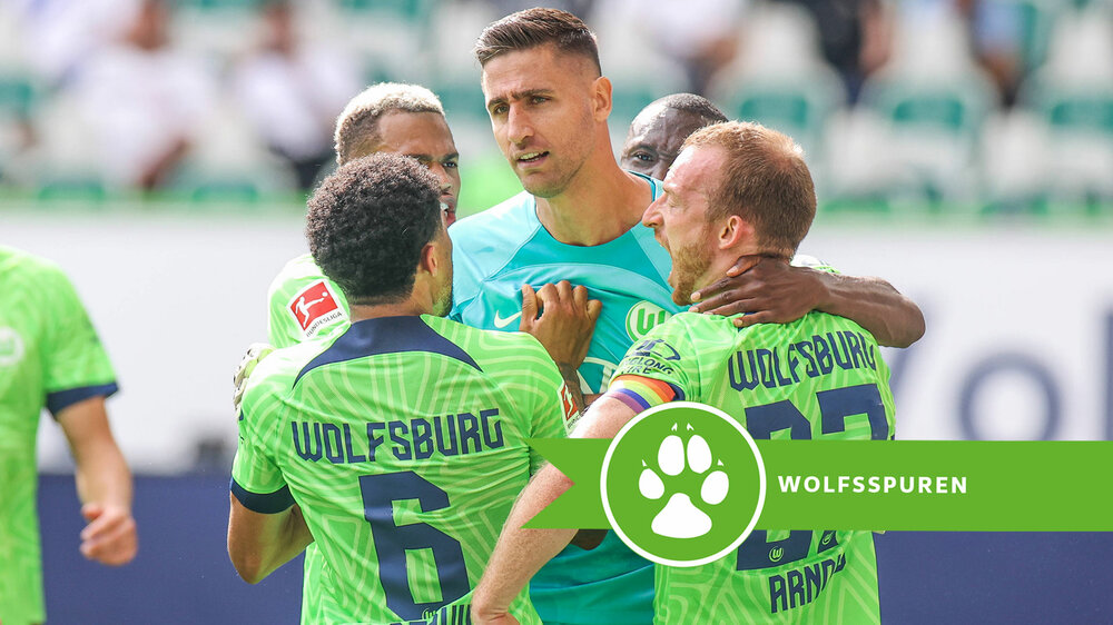 Die VfL Wolfsburg Lizenzmannschaft umjubelt ihren Keeper Koen Casteels, welcher zwei Elfmeter hintereinander erfolgreich abgeblockt hat.