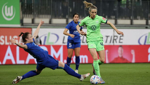 Die VfL Wolfsburg-Spielerin Kathrin Hendrich im Zweikampf um den Ball.