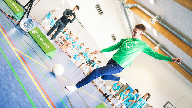 VfL Wolfsburg Keeper Philipp Schulze schießt den Ball in einer Sporthalle.