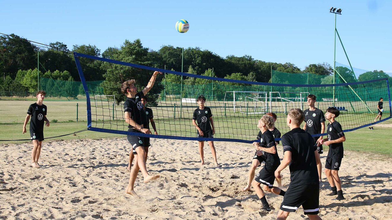 Die Nachwuchsspieler des VfL Wolfsburg spielen Volleyball im Trainingslager.