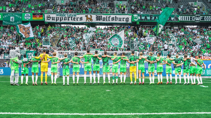 Die VfL-Wolfsburg-Spieler stehen nach dem Heimspiel vor der Fankurve.