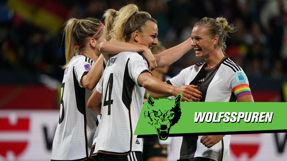 Die VfL-Wolfsburg-Spielerinnen Hendrich, Lattwein und Popp jubeln im Trikot der Nationalmannschaft.