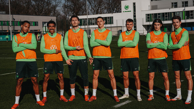 Die Spieler des VfL Wolfsburg beim Training, wie sie für ein Bild posieren.