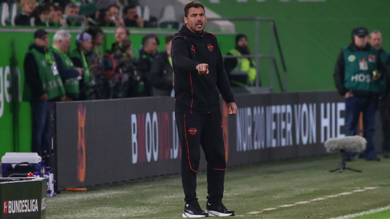 Der Leipzig-Trainer Löw gibt Anweisungen an der Seitenlinie.