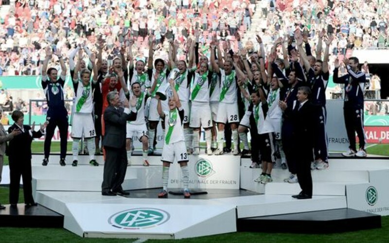 Ein Siegerfoto der VfL Frauen mit dem DFB Pokal.