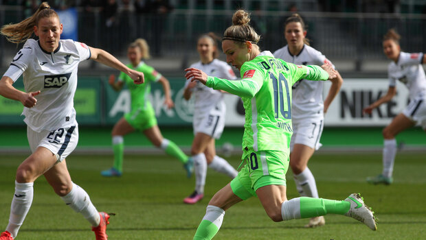 Svenja Huth im Einsatz, gegen den Ball tretend, beim Spiel der Frauen des VfL Wolfsburg gegen Hoffenheim.