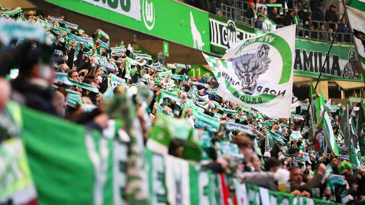 Die Fans des VfL Wolfsburg auf der Tribüne in der Volkswagen Arena.