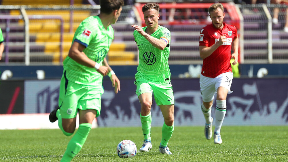 Der VfL Wolfsburg-Spieler Yannick Gerhardt läuft mit dem Ball.