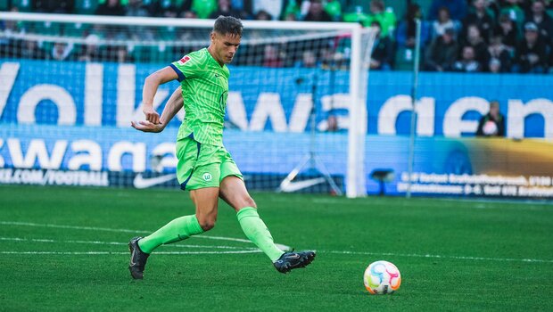 VfL-Wolfsburg-Spieler Micky van de Ven spielt einen Pass.