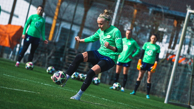 Eine Spielerin des VfL Wolfsburg nimmt im Training den Ball mit dem Fuß an.